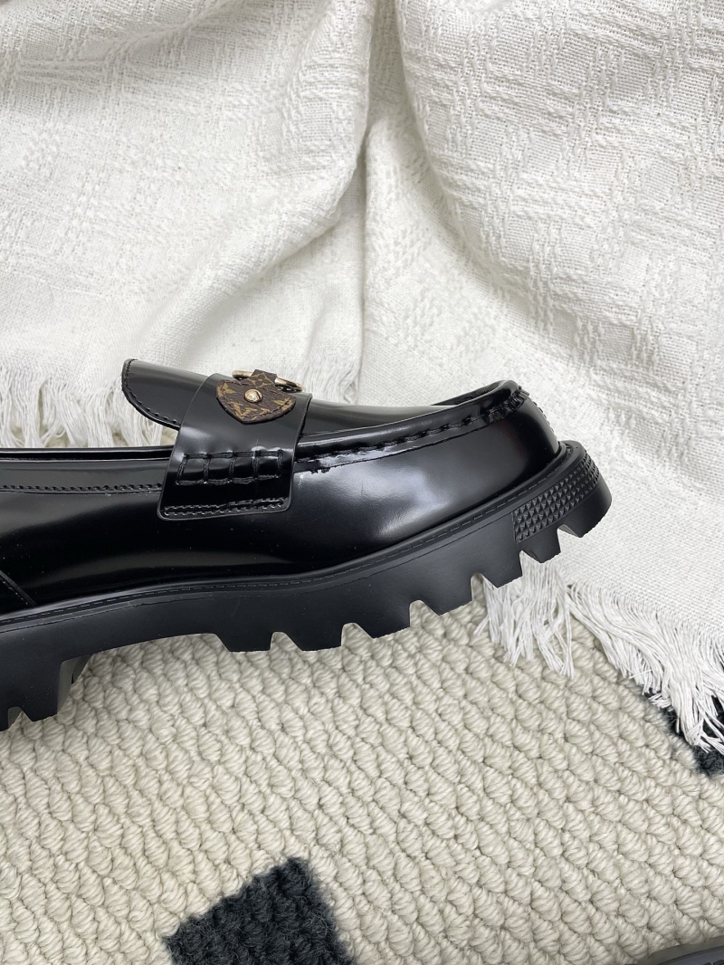 l0vis Vvtt0n loafers